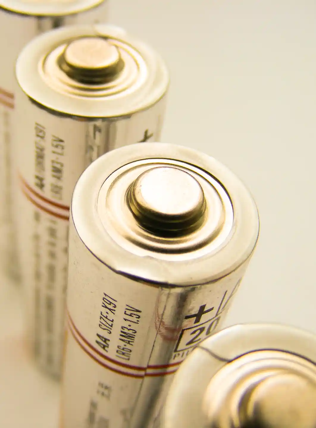 Batterien aufladen - vier AAA Batterien die zum Aufladen bereit gestellt wurden.