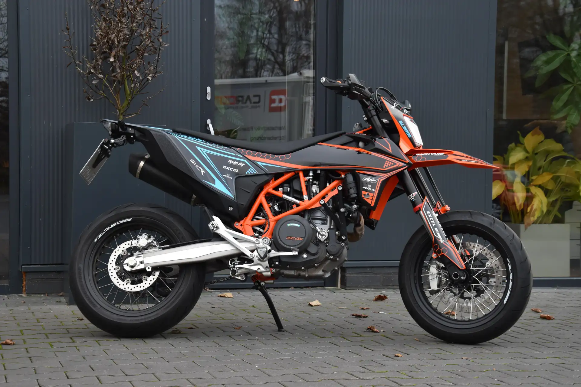 Ein Motorrad foliert mit einer verrückten Designfolierung und vielen Details. Verschiedene Farben sind auf dem Motorrad beklebt wurden, darunter Orange, Blau und Rot.